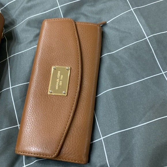 Micheal Kors leather bag with matching wallet. Gently used. - Picture 4 of 5